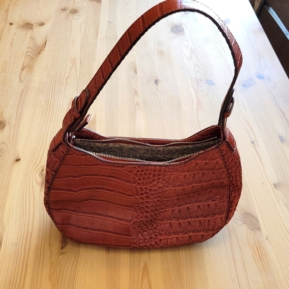 𝅺NWOT GUESS Handbag - Picture 2 of 5
